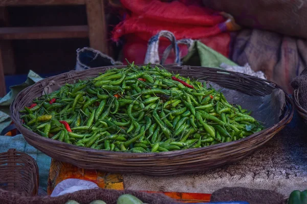 인도의 시장에서 바구니에 신선하고 뜨거운 — 스톡 사진