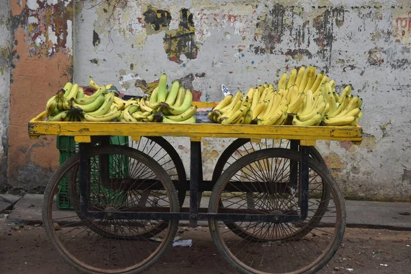 Indiano Che Vende Frutta Mele Manghi Banane Sistemato Nel Carro — Foto Stock