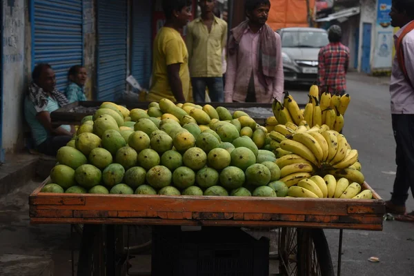 Frutta Mele Manghi Banane Disposti Nel Carrello Del Mercato Strada — Foto Stock