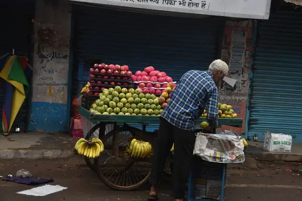 Uomo Indiano Che Organizza Vende Frutta Mele Manghi Banane Frutta — Foto Stock