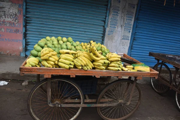 Frutta Manghi Banane Vendita Nel Carrello Del Mercato Indiano — Foto Stock