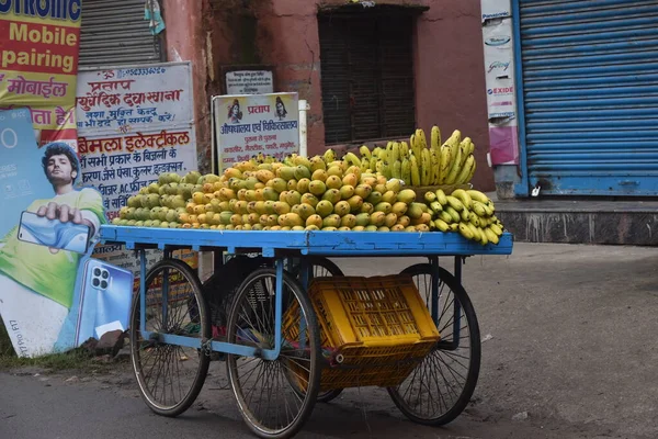 Frutta Mele Manghi Banane Sistemata Nel Carrello Del Mercato Indiano — Foto Stock