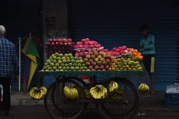 Frutta Mele Manghi Banane Sistemate Nel Carro Del Mercato Indiano — Foto Stock