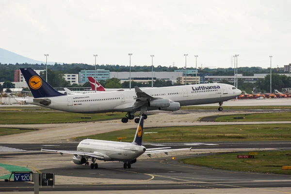 Lufthansa Air Traffic em Frankfurt — Fotografia de Stock