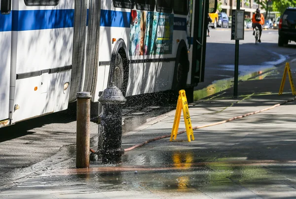 Parada de autobús mojado — Foto de Stock