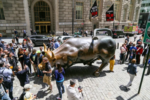 Toro de carga en NY —  Fotos de Stock