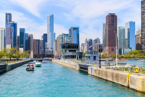 Barcos en Chicago lock — Foto de Stock