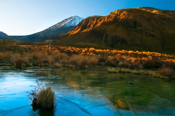 Active Volcanic Mountain Ngauruhoe Adventurous Mountain Hiker Back View Backpack — Stockfoto