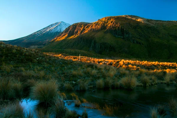 Ice Cold Morning Mountains Sun Rising Golden Rays Covering Hills — Stockfoto