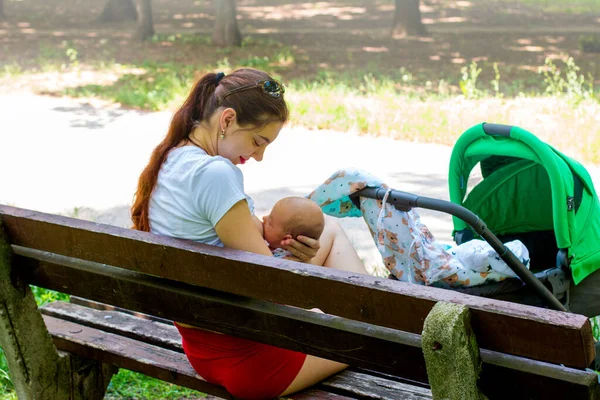 Bebé Lactante Madre Bonita Está Cuidando Suavemente Pequeño Bebé Las — Foto de Stock