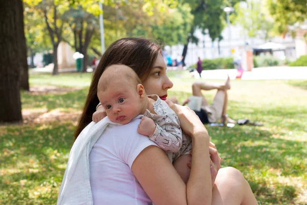 Mutter Und Baby Öffentlichen Park Liebevolle Mutter Die Das Süße — Stockfoto