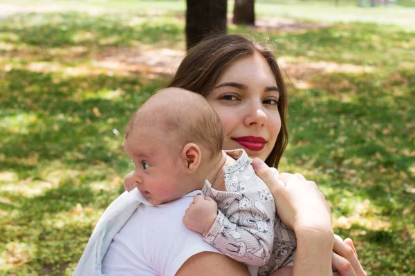 Schöne Mutter Mit Ihrem Schönen Baby Draußen Park Säugling Zum — Stockfoto