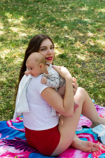 Feliz Madre Está Cuidando Bebé Cabeza Del Bebé Está Descansando —  Fotos de Stock