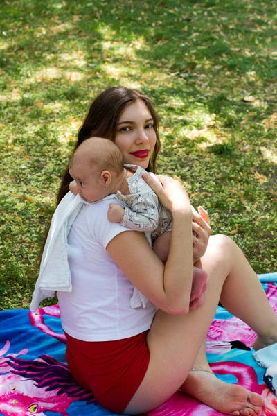 Junge Hübsche Mutter Hält Ihr Süßes Baby Nach Dem Füttern — Stockfoto