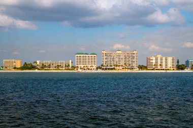 Fort Myers plajı Florida tatil yeri, Estero adası kıyıları sahil oteli binaları, tekneden manzara.