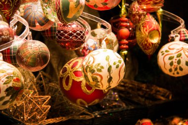 Noel ağacı süslemelerinin koleksiyonu farklı geleneksel dizayn ve şekillerde kapanıyor, asılmış eski süs topları, altın, kırmızı, beyaz ve armut renklerinde el işi.