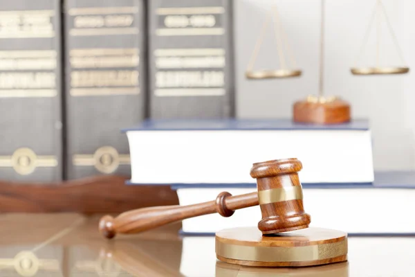 Hukuk, adalet, kitaplar, çekiç