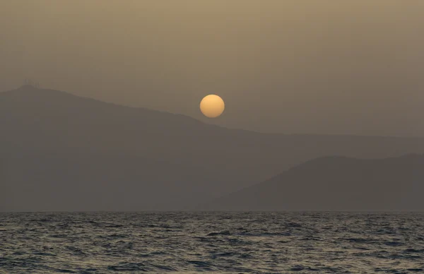 Захід сонця над горами острові Paros — стокове фото