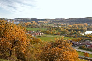 Sonbaharda bir Avrupa köyünün en iyi manzarası