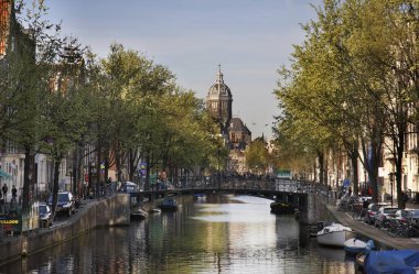 Amsterdam 'daki kanal. Hollanda