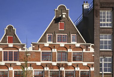 Amsterdam 'daki eski binanın bir parçası. Hollanda