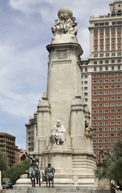 Madrid 'deki Plaza de Espana' daki Cervantes Anıtı. İspanya