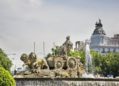 Madrid Plaza de Cibeles 'deki Cybele Çeşmesi. İspanya