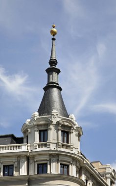 Madrid 'deki Calle de Alcala' daki binanın bir parçası. İspanya