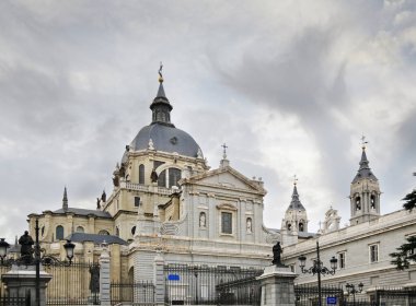 Madrid 'deki Santa Maria la Real de La Almudena' da. İspanya