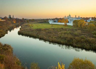 Suzdal 'daki Yükseliş ve Kutsal Şefaat Kilisesi (Pokrovsky) manastırı. Rusya