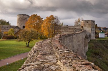 Vyshka (Uzun) Kulesi ve Izborsk Kalesi 'nin Talavskaya Kulesi. Rusya