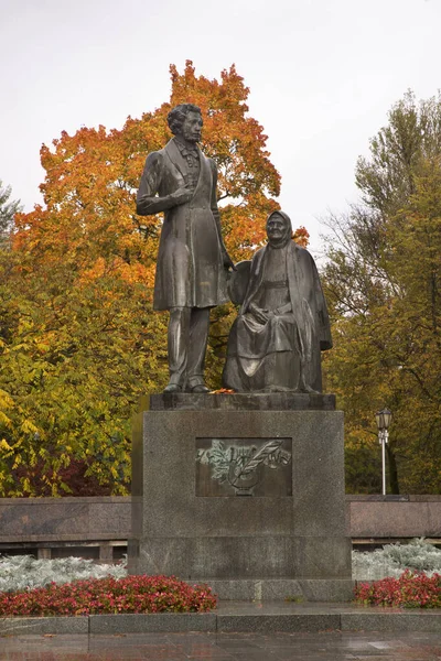 Monumento Alexander Pushkin Arina Rodionovna Jardim Verão Pskov Rússia — Fotografia de Stock