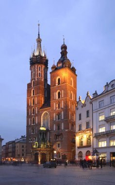 St. Virgin Mary Bazilikası Krakow 'daki pazar meydanında. Polonya