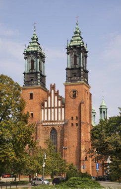 Poznan 'daki Tumski Adası' nda Aziz Peter ve Paul Katedrali. Polonya