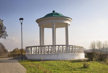 Oryol 'daki Noble Nest Parkı' nda (Orel) Pavilion. Rusya