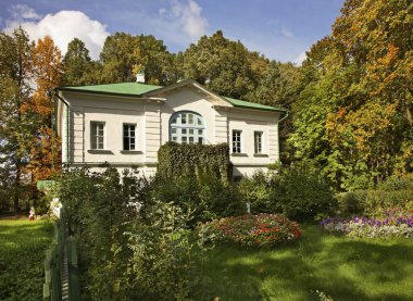 Yasnaya Polyana - Parlak Glade çiftliği. Kuzminsky 'nin Leo Tolstoy müzesindeki ek binası. Oblastlı Tula. Rusya