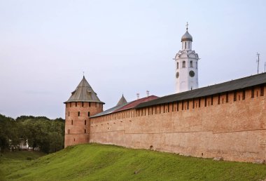 Novgorod 'daki Metropolitan ve Saat Kulesi (Veliky Novgorod). Rusya