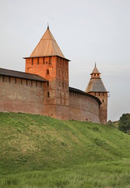 Büyük Veliky Novgorod 'daki Prens ve Spasskaya kulesi. Rusya