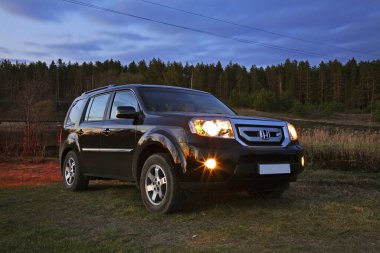 Toropet yakınlarındaki ormanda bir araba. Tver Oblastı. Rusya