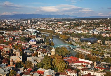 Tiflis 'in panoramik manzarası. Georgia
