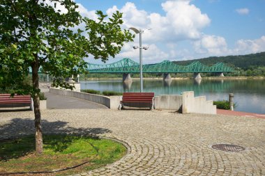 Jozef Pilsudski Bulvarı. Wloclawek 'teki Vistula nehrinin seti. Polonya