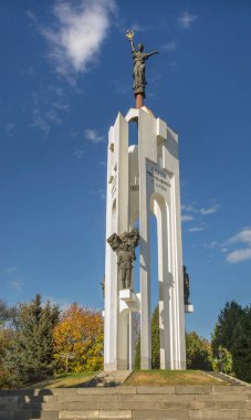 Bryansk 'taki Pokrovskaya Dağı' ndaki Bryansk şehrinin 1000. yıldönümü anısına dikildi. Rusya