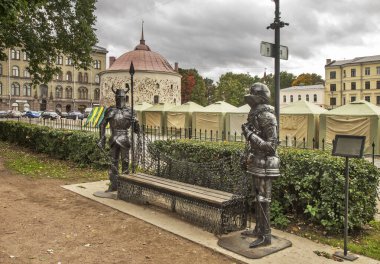 Vyborg parkındaki şövalye heykelleri. Rusya