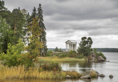 Monrepos Parkı 'ndaki Neptün Tapınağı. Vyborg kasabası. Rusya