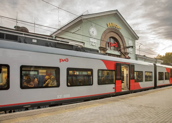 Vyborg 'daki tren istasyonunda Lastochka (Kırlangıç) treni. Rusya