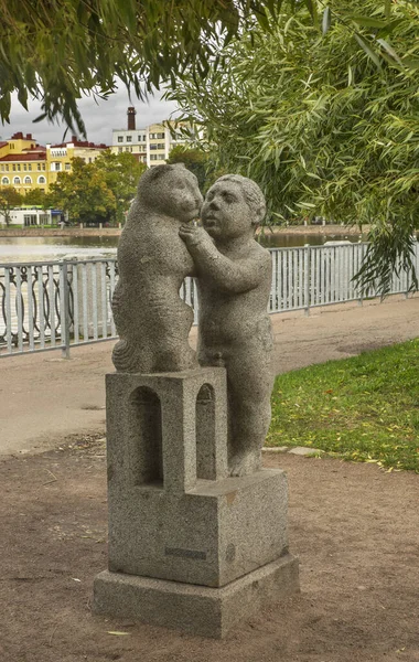 Escultura Niño Con Gato Vyborg Rusia — Foto de Stock