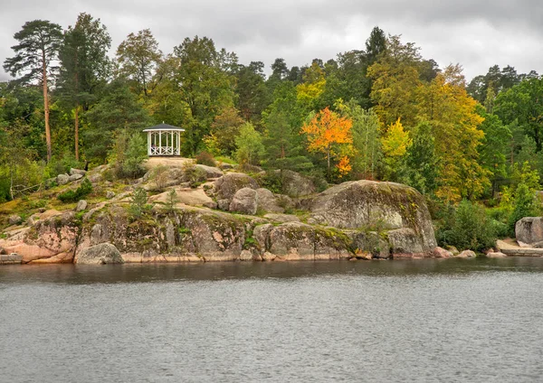 Monrepos Parkı 'ndaki çay evi. Vyborg kasabası. Rusya