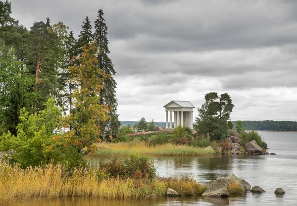 Monrepos Parkı 'ndaki Neptün Tapınağı. Vyborg kasabası. Rusya