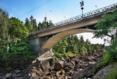 Imatra 'daki Vuoksi Nehri üzerindeki köprü. Finlandiya