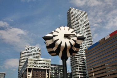 Babil kompleksi ve Koningin Julianaplein 'deki merkez tren istasyonu Kraliçe Juliana Meydanı. Hague (Den Haag). Güney Hollanda. Hollanda